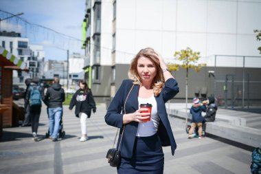 İş merkezinde kahve içen bir iş kadını.