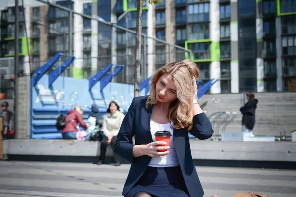 Mujer Negocios Con Una Taza Café Centro Negocios — Foto de Stock