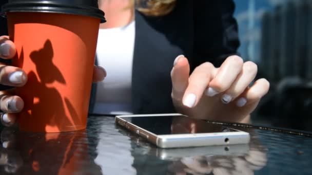 커피숍에서 스마트 폰을 사용하는 사업가 손을 묶는 모습 — 비디오