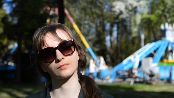 Yakın plan üzgün Kafkas Kadın Park 'ta Kamera Arıyor — Stok video