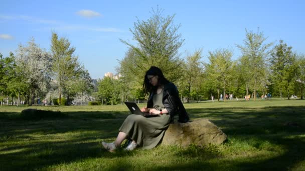 Caucasico giovane donna lavorando su computer portatile in pubblico parco durante covid-19 coronavirus quarantena — Video Stock