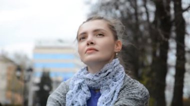 Düşünceli genç beyaz kız portresi