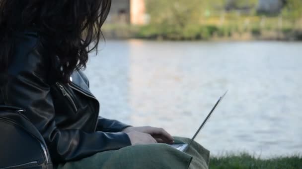 Business Woman digitando sul computer portatile, concetto di lavoro freelance — Video Stock