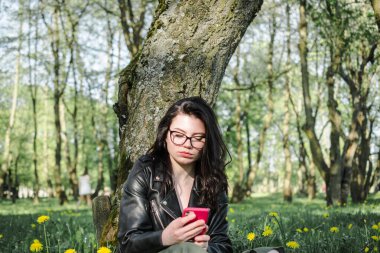 Güzel esmer kız portresi Bir yaz parkında