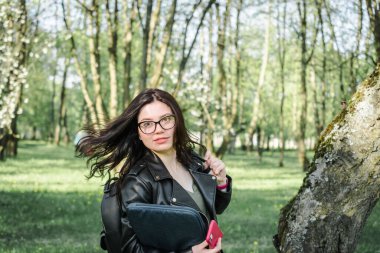 Güzel esmer kız portresi Bir yaz parkında