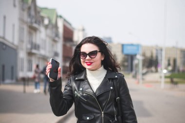 Güneşli bir günde, ilkbaharda güzel bir hippi kız şehrinin caddesinde yürür.