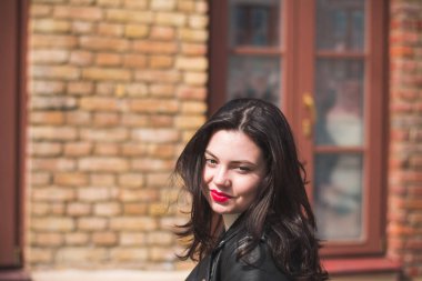 Bahar şehrinde genç kız portresi