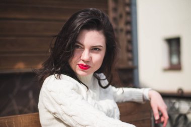 Bahar şehrinde genç kız portresi