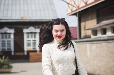 Bahar şehrinde genç kız portresi