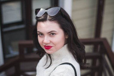 Bahar şehrinde genç kız portresi