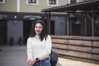 Bahar şehrinde genç kız portresi