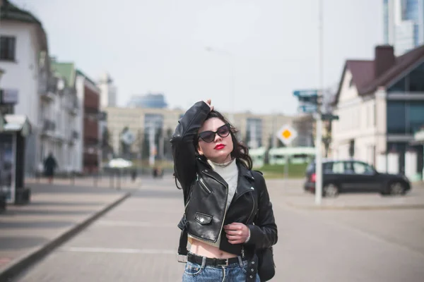 Lifestyle Πορτρέτο Μόδας Των Νέων Κομψό Hipster Γυναίκα Περπάτημα Στο — Φωτογραφία Αρχείου