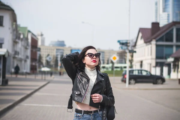 Estilo Vida Retrato Moda Joven Mujer Hipster Elegante Caminando Por — Foto de Stock