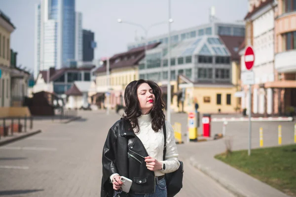 Una Bella Ragazza Hipster Con Telefono Mano Cammina Strada Una — Foto Stock