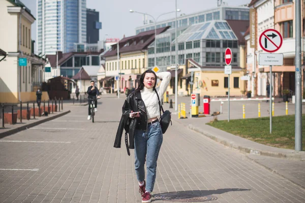 Schöne Junge Hipsterschülerin Spaziert Frühling Durch Die Straßen Ihrer Stadt — Stockfoto