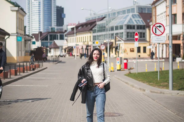 Hermosa Joven Estudiante Hipster Pasea Por Calle Ciudad Primavera — Foto de Stock