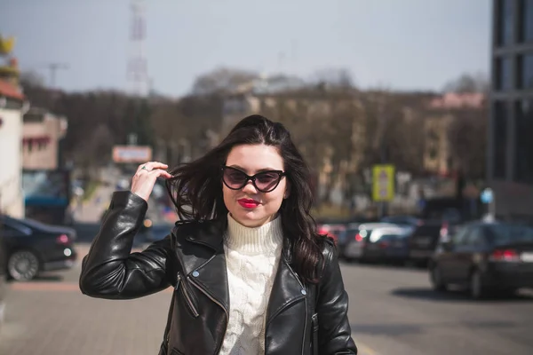 Bella Ragazza Studente Hipster Passeggiate Lungo Strada Della Sua Città — Foto Stock