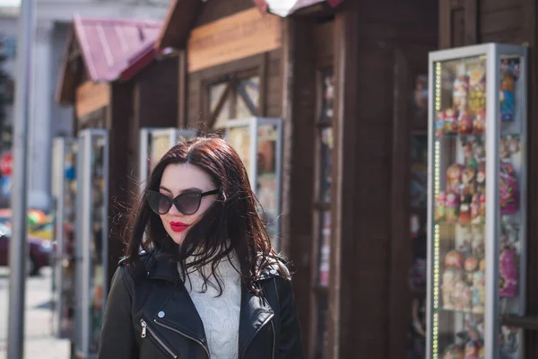 Hermosa Chica Hipster Primavera Pasea Por Calle Ciudad Cálido Día — Foto de Stock