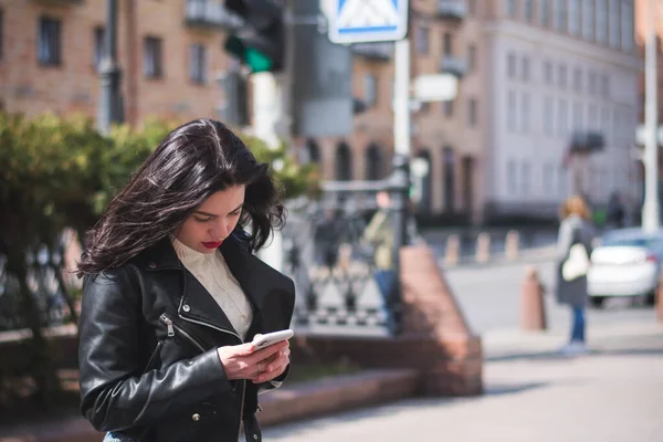 Joven Mujer Alegre Elegante Usando Teléfono Celular Mensaje Texto Calle — Foto de Stock