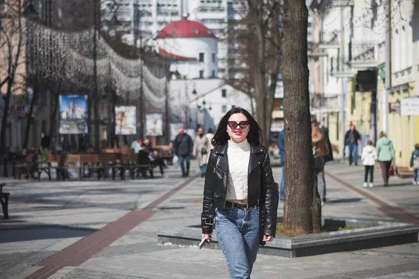 Hermosa Joven Estudiante Hipster Pasea Por Calle Ciudad Primavera — Foto de Stock