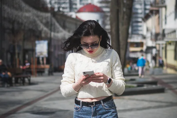 Joven Mujer Alegre Elegante Usando Teléfono Celular Mensaje Texto Calle — Foto de Stock