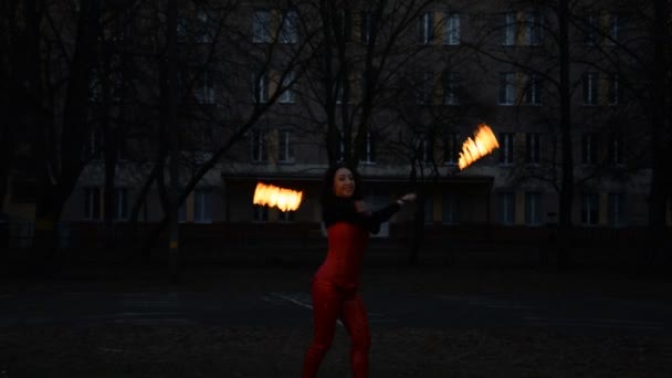 Ohnivá show s fanoušky na ulici — Stock video