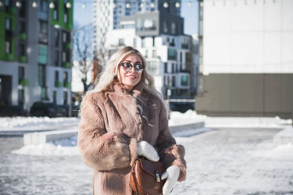 都市で冬のシベリアの肖像画から美しいロシアの女の子 — ストック写真