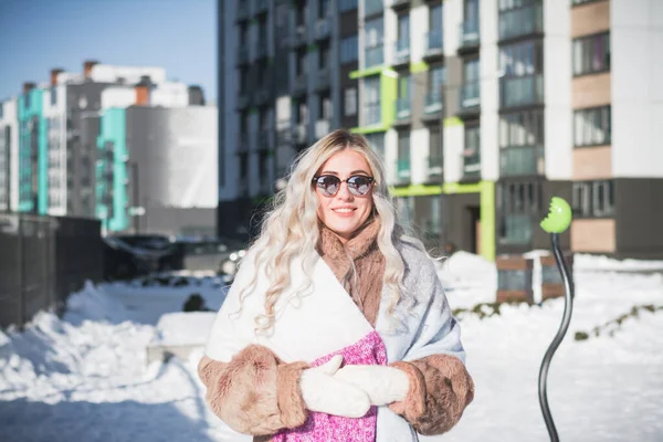 Menina Russa Bonita Sibéria Retrato Inverno Cidade — Fotografia de Stock