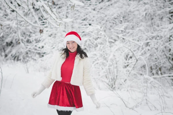 Noel Elbiseli Güzel Kız Karlı Ormanda Eğleniyor — Stok fotoğraf