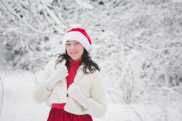 Noel Elbiseli Güzel Kız Karlı Ormanda Eğleniyor — Stok fotoğraf