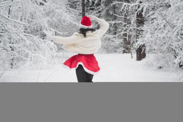 Красивая Девушка Рождественской Одежде Веселится Снежном Лесу — стоковое фото