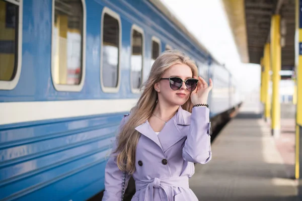 Loira Menina Russa Bonita Elegante Com Telefone Estação Ferroviária — Fotografia de Stock
