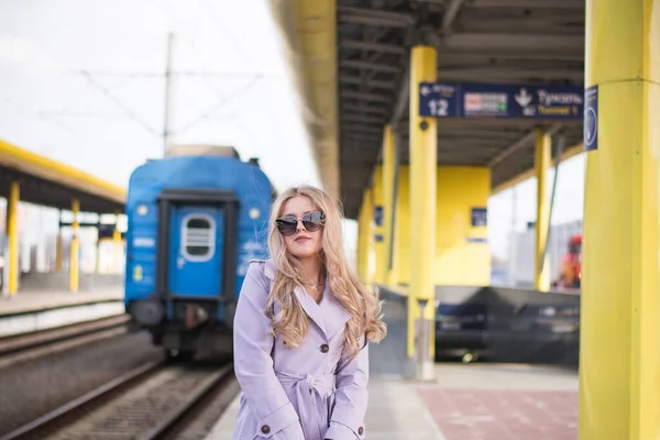 Loira Menina Russa Bonita Elegante Com Telefone Estação Ferroviária — Fotografia de Stock
