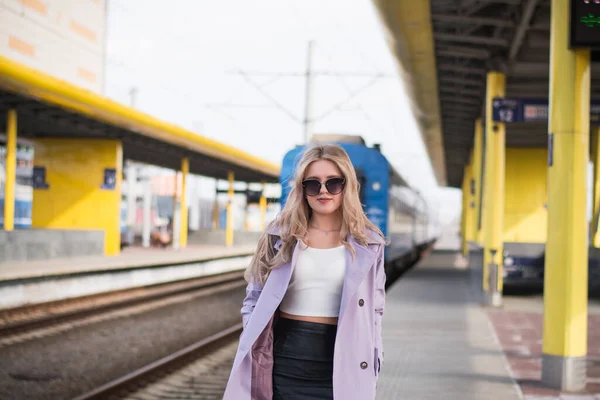 Loira Menina Russa Bonita Elegante Com Telefone Estação Ferroviária — Fotografia de Stock