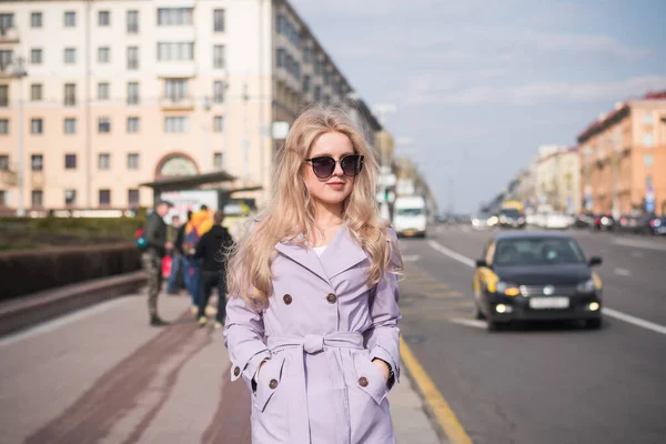 Concepto Estilo Vida Una Hermosa Chica Ciudad Camina Por Calle — Foto de Stock