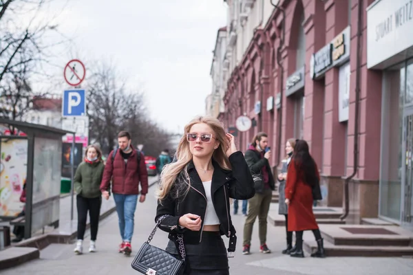 Moda Hipster Menina Livre Retrato Cidade — Fotografia de Stock