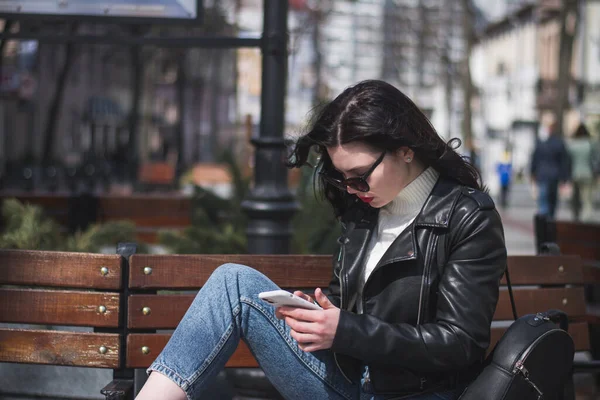 Una Hermosa Jovencita Morena Hipster Calle Ciudad Camina Regocija — Foto de Stock