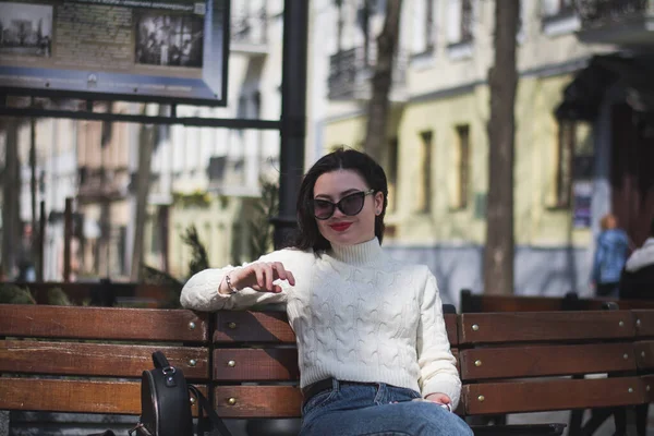 Una Bella Giovane Ragazza Hipster Bruna Strada Della Sua Città — Foto Stock