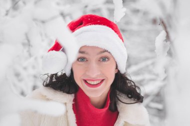 Kışın karlı ormanda güzel bir kız Noel 'de giysi portresi