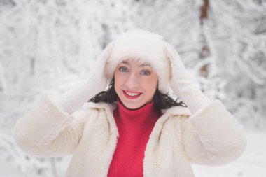 Kışın karlı ormanda güzel bir kız Noel 'de giysi portresi