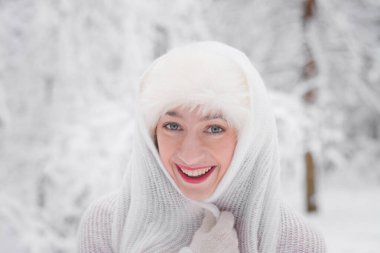 Kışın karlı ormanda güzel bir kız Noel 'de giysi portresi