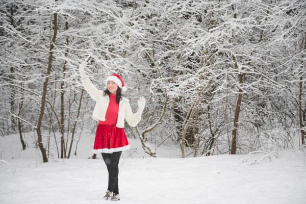 Красивая Девушка Зимнем Заснеженном Лесу Рождественской Одежде Портрет — стоковое фото