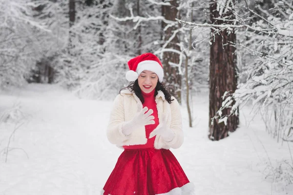Menina Bonita Inverno Floresta Nevada Retrato Roupas Natal — Fotografia de Stock