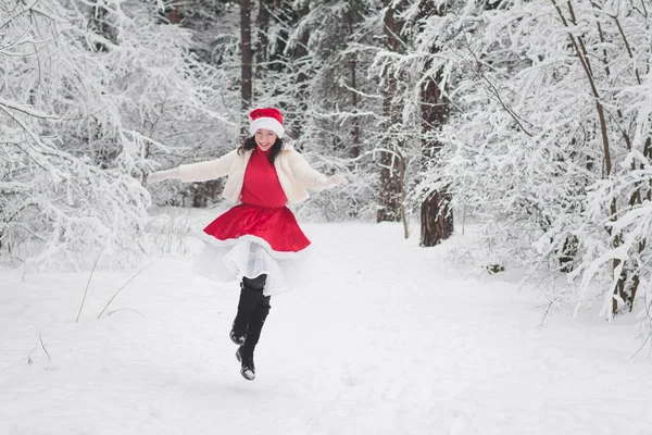 Красивая Девушка Зимнем Заснеженном Лесу Рождественской Одежде Портрет — стоковое фото