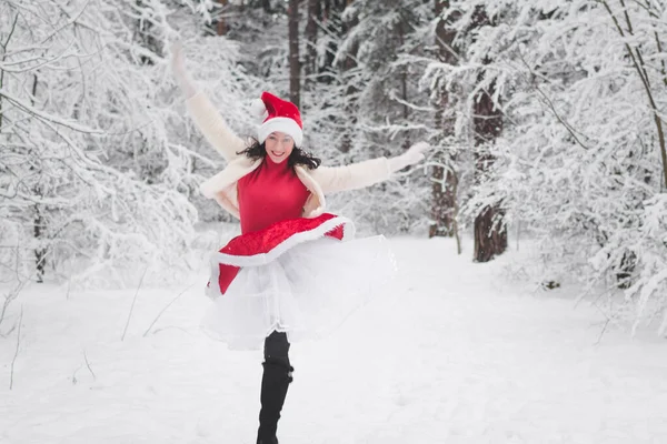 Kışın Karlı Ormanda Güzel Bir Kız Noel Giysi Portresi — Stok fotoğraf