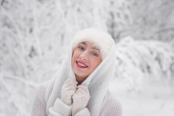 Mooi Meisje Winter Besneeuwd Bos Kerst Kleding Portret — Stockfoto