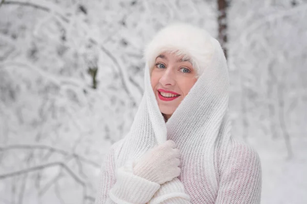 Mooi Meisje Winter Besneeuwd Bos Kerst Kleding Portret — Stockfoto