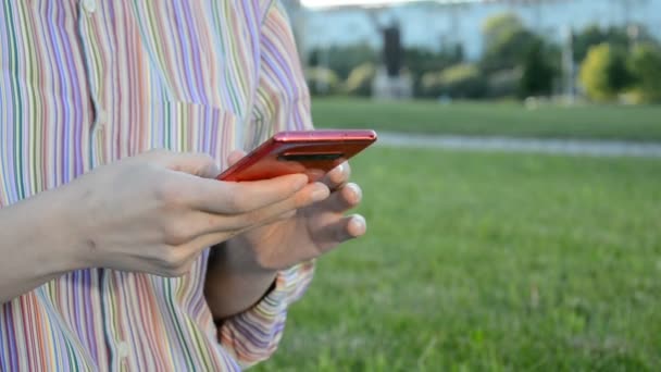 Geschäftsfrau übergibt mobilen Einsatz in Stadtstraße — Stockvideo