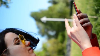 Akıllı telefonlu kadın elleri