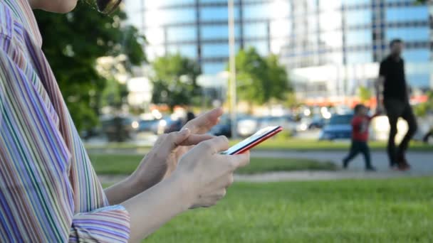 Manos de mujer escribiendo en el teléfono inteligente — Vídeos de Stock